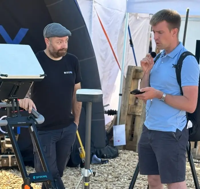 Jonatan spelar in Mätpodden med Matthew Bruhn.